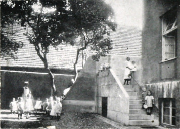 Stadtarchiv Weimar, 60 10-5/20, Blick auf den Hof des Kinderkrankenhauses "Feodora-Heim" Am Jakobskirchhof 4, um 1920