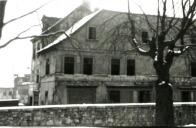 Stadtarchiv Weimar, 60 10-5/20, Blick vom Jakobsfriedhof auf Gebäude Am Jakobskirchhof 13, ohne Datum