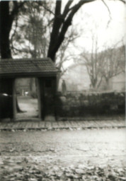 Stadtarchiv Weimar, 60 10-5/20, Blick auf den Ausgang  des Jakobsfriedhofs auf die Straße "Am Jakobskirchhof", ohne Datum