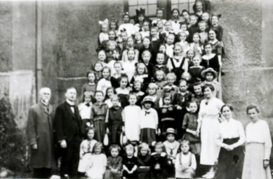 Stadtarchiv Weimar, 60 10-5/20, Nach einem Kindergottesdienst vor der Jakobskirche, um 1920