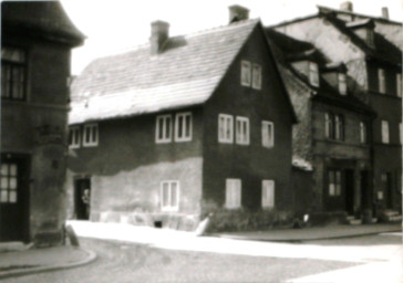 Stadtarchiv Weimar, 60 10-5/20, Blick auf die Straßenkreuzung Friedensstraße /Einmündung Friedensgasse (links), ohne Datum