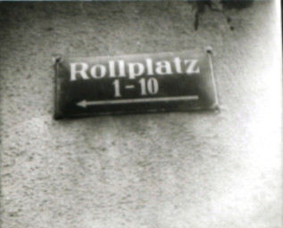 Stadtarchiv Weimar, 60 10-5/20, Straßenschild "Rollplatz 1-10" mit Richtungspfeil, ohne Datum