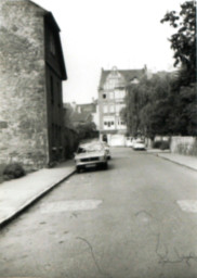 Stadtarchiv Weimar, 60 10-5/20, Blick durch die Straße »Am Jakobskirchhof« zum Rollplatz, 1984