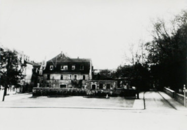 Stadtarchiv Weimar, 60 10-5/20, Rollplatz 10 zwischen links Rollgasse und rechts Friedensgasse, um 1910