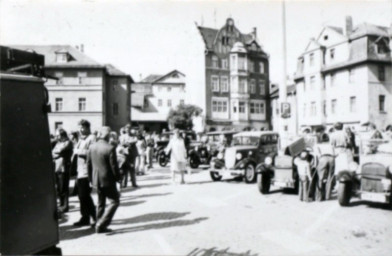 Stadtarchiv Weimar, 60 10-5/20, Auto-Veteranen auf dem Rollplatz, 1979