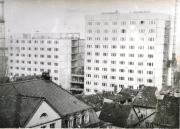 Stadtarchiv Weimar, 60 10-5/21, Blick vom Turm der Jakobskirche auf die Baustelle des Studentenwohnheims am Jakobsplan, ohne Datum