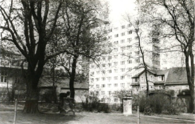 Stadtarchiv Weimar, 60 10-5/21, Blick vom Kirchhof der Jakobskirche zum Studentenwohnheim, ohne Datum