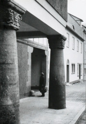 Stadtarchiv Weimar, 60 10-5/21, Ferdinand-Freiligrath-Straße 15 mit Kapitell-Säulen am "Siechenbräu", ohne Datum