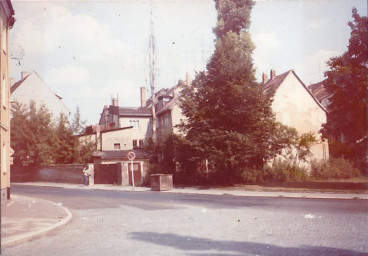 Stadtarchiv Weimar, 60 10-5/21, Blick aus der Jakobsstraße auf die Einmündung Ferdinand-Freiligrath-Straße (links)., ohne Datum