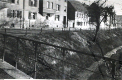 Stadtarchiv Weimar, 60 10-5/22, Blick zur Asbachstraße 10-18 mit offenem Asbach, um 1920