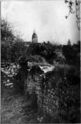 Stadtarchiv Weimar, 60 10-5/22, Blick über eine alte Mauer des Weimarhallenparkes zur Jakobskirche, vor 1932