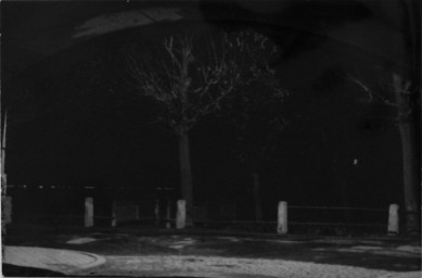 Stadtarchiv Weimar, 60 10-5/22, Blick aus dem Torbogen der Brücke über den Asbach, wohl 1985