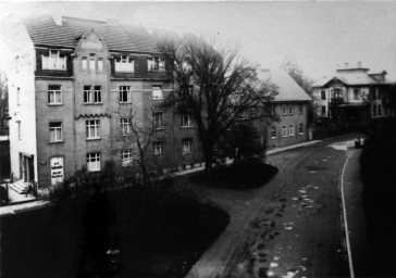 Stadtarchiv Weimar, 60 10-5/22, Blick vom Viadukt auf Häuser »Asbachstraße 1, 3 und 5«, vor 1936