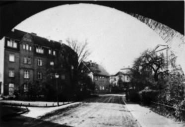 Stadtarchiv Weimar, 60 10-5/22, Blick durch den Bogen des Viaduktes in die Asbachstraße, vor 1936