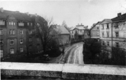 Stadtarchiv Weimar, 60 10-5/22, Blick über das Geländer des Viadukts in die Asbachstraße, vor 1936