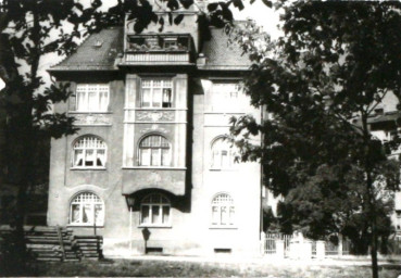 Stadtarchiv Weimar, 60 10-5/22, Blick vom Weimarhallenpark auf das Haus Asbachstraße 10a, ohne Datum