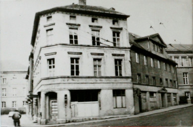 Stadtarchiv Weimar, 60 10-5/22, Blick auf die Friedensstraße Haus Nr. 1und 3 , um 1950