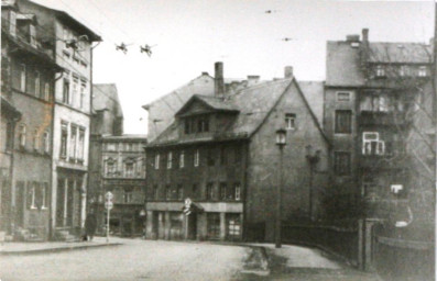 Stadtarchiv Weimar, 60 10-5/22, Blick auf die Friedensstraße 1/3 (rechts) vor dem Abriss, um 1950