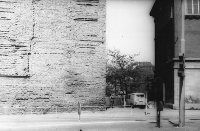 Stadtarchiv Weimar, 60 10-5/22, Blick auf den Durcheingang von der Friedensstraße zum Karl-Marx-Platz , um 1970