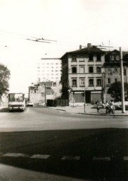 Stadtarchiv Weimar, 60 10-5/22, Blick in die Friedensstraße nach dem Abriss der Häuser Friedensstraße 1/3., 1987