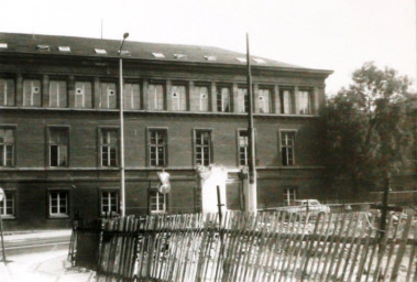 Stadtarchiv Weimar, 60 10-5/22, Blick aus der Rollgasse zur Friedensstraße, 1989