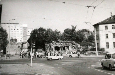 Stadtarchiv Weimar, 60 10-5/22, Blick von der Bertuchstraße zur Kreuzung Friedenstraße/ Karl-Liebknecht-Straße (rechts), 1989