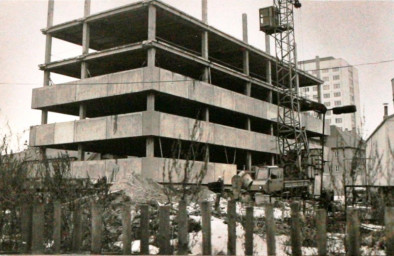 Stadtarchiv Weimar, 60 10-5/22, Blick auf die Baustelle des Geschoßbaus für VEB Rationalisierung Berlin, ohne Datum