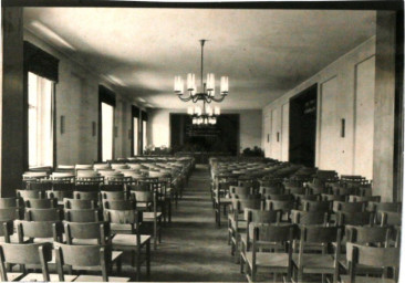 Stadtarchiv Weimar, 60 10-5/22, Blick in den Kultursaal der Fachschule für Staatswissenschaften "Edwin Hoernle" am Karl-Marx-Platz, 1950