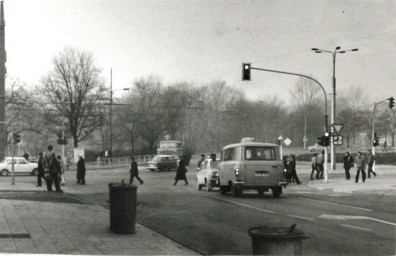 Stadtarchiv Weimar, 60 10-5/22, Blick auf die Friedensstraße Richtung Bertuchstraße, 1985