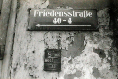 Stadtarchiv Weimar, 60 10-5/22, Straßenschild "Friedensstraße 40-4" , um 1980