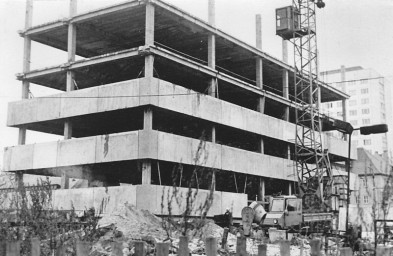 Stadtarchiv Weimar, 60 10-5/22, Blick auf die Baustelle an der Friedensstraße Nr. 42, 1981