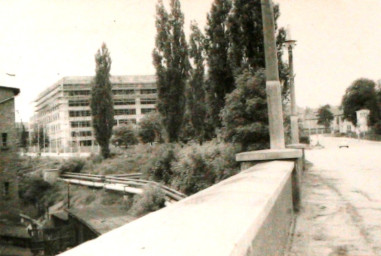 Stadtarchiv Weimar, 60 10-5/22, Blick von der Friedensbrücke in die Friedrich-Ebert-Straße, ohne Datum