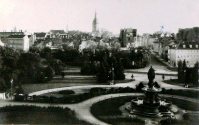 Stadtarchiv Weimar, 60 10-5/22, Blick vom Landesmuseum auf den Vimaria-Brunnen und zum Kettenberg, um 1900