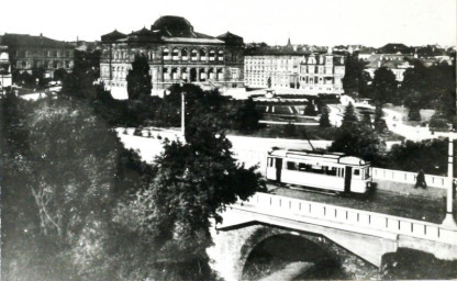 Stadtarchiv Weimar, 60 10-5/22, Blick auf Viadukt mit neuer Straßenbahn und Steingeländer, um 1903