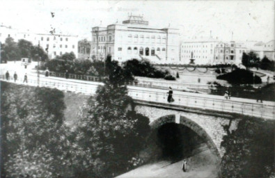 Stadtarchiv Weimar, 60 10-5/22, Blick auf Viadukt mit Tunnel Asbachstraße und Eisengeländer, um 1920