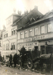 Stadtarchiv Weimar, 60 10-5/22, Nach dem Brand im Haus "Am Viadukt 2" bei Franz Mehner, um 1905