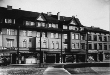 Stadtarchiv Weimar, 60 10-5/22, Blick von der neu angelegten Asbachstraße auf das »Vier-Giebel-Haus«, nach 1937