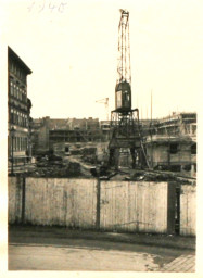 Stadtarchiv Weimar, 60 10-5/23, Blick vom Jakobsplan in die Friedensstraße auf die Baustelle "Gauforum", wohl 1940