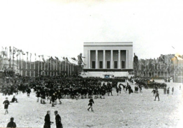 Stadtarchiv Weimar, 60 10-5/23, Kongreßhallen-Attrappe nach Planierung des Baugeländes "Gauforum", 1937