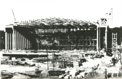 Stadtarchiv Weimar, 60 10-5/23, Blick auf den Rohbau der sog. "Halle der Volksgemeinschaft" aus westlicher Richtung, ohne Datum