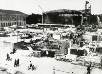 Stadtarchiv Weimar, 60 10-5/23, Blick auf den Rohbau der sog. "Halle der Volksgemeinschaft" am ehemaligen Karl-August-Platz , um 1939