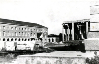 Stadtarchiv Weimar, 60 10-5/23, Fundament des Glockenturmes und gelagerte Bausteine zum Turm, ohne Datum