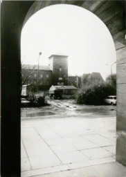 Stadtarchiv Weimar, 60 10-5/23, Blick aus den Arkaden des »Gauforums« Richtung Glockenturm, nach 1964