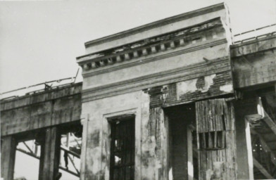 Stadtarchiv Weimar, 60 10-5/23, Blick auf die Fassade des »Gauforums«, nach 1945