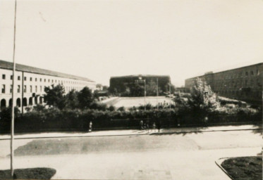 Stadtarchiv Weimar, 60 10-5/23, Blick über den Karl-Marx-Platz mit Kongreßhallen-Gerippe , um 1966