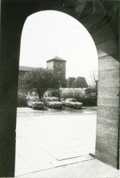 Stadtarchiv Weimar, 60 10-5/23, Blick vom Argrawissenschaftlichen Institut zum Glockenturm auf dem Karl-Marx-Platz, 1983