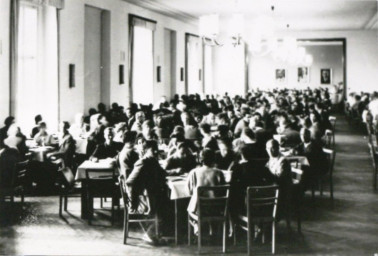 Stadtarchiv Weimar, 60 10-5/23, Blick in den Speisesaal der Fachschule für Staatswissenschaften "Edwin Hoernle", ohne Datum