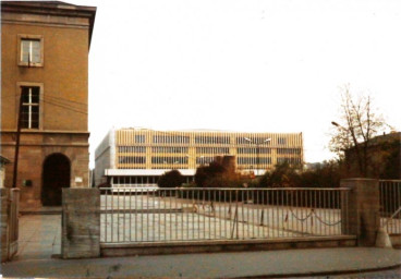 Stadtarchiv Weimar, 60 10-5/23, Blick zum Mehrzweckgebäude mit der Beton-Lamellen-Fassade , ohne Datum