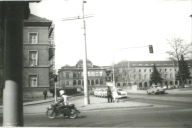 Stadtarchiv Weimar, 60 10-5/23, Blick von der Karl-Liebknechtstraße zum Karl-Marx-Platz , ohne Datum