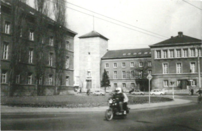 Stadtarchiv Weimar, 60 10-5/23, Blick zum Turmhaus am Karl-Marx-Platz, ohne Datum